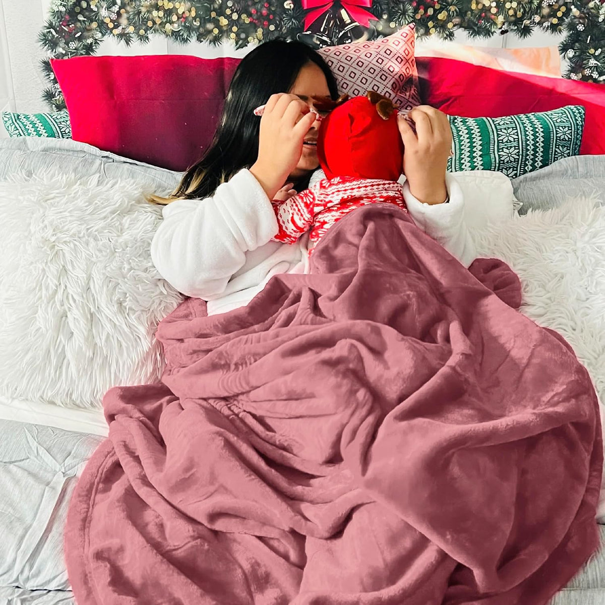 Bedsure Twin XL Fleece Blanket Dorm Bedding - Lightweight Soft Cozy Blankets for Bed, Sofa, Couch, Travel, Camping, Rose Pink, 66"x90"