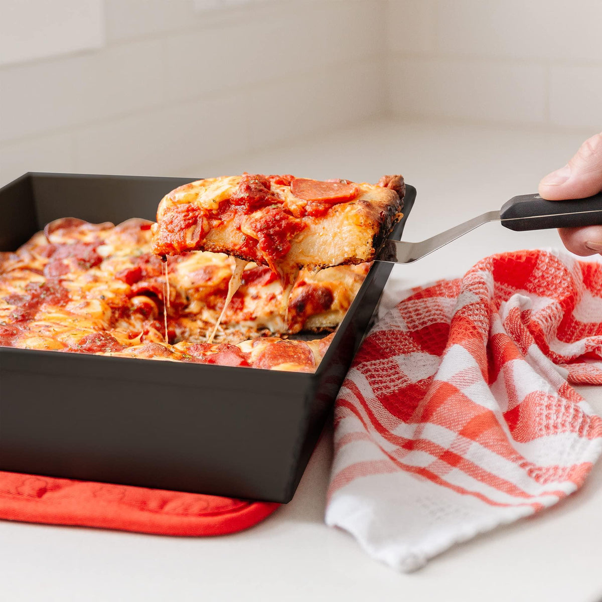 Chef Pomodoro Detroit Style Pizza Pan, 14 x 10-Inch, Hard Anodized Rectangular Aluminum Deep Dish Pizza Pan, Pre-Seasoned Bakeware Kitchenware