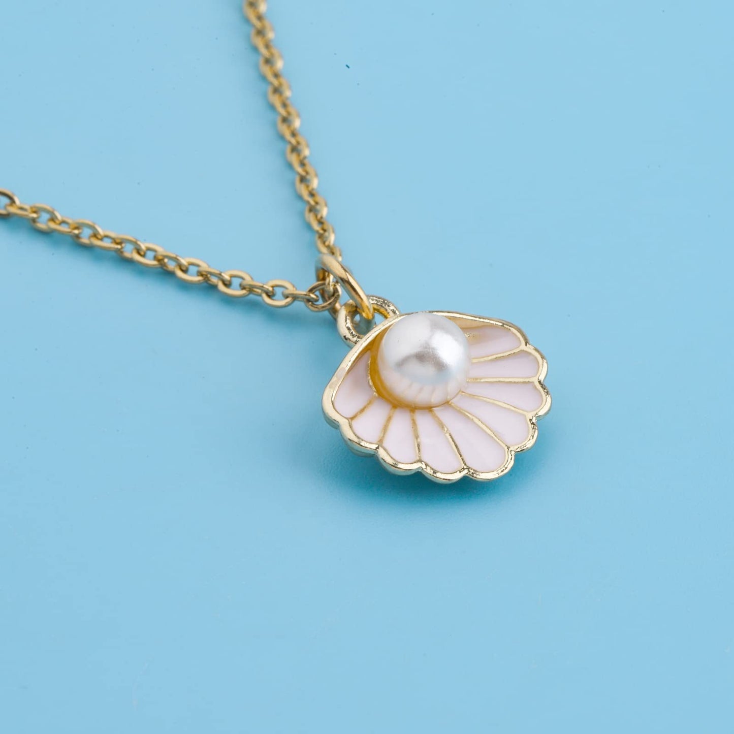 BNQL Seashell Pendant Necklace Beach Lover Gifts Scallop Necklace Enamel Blue Seashell Jewelry Gifts for Women