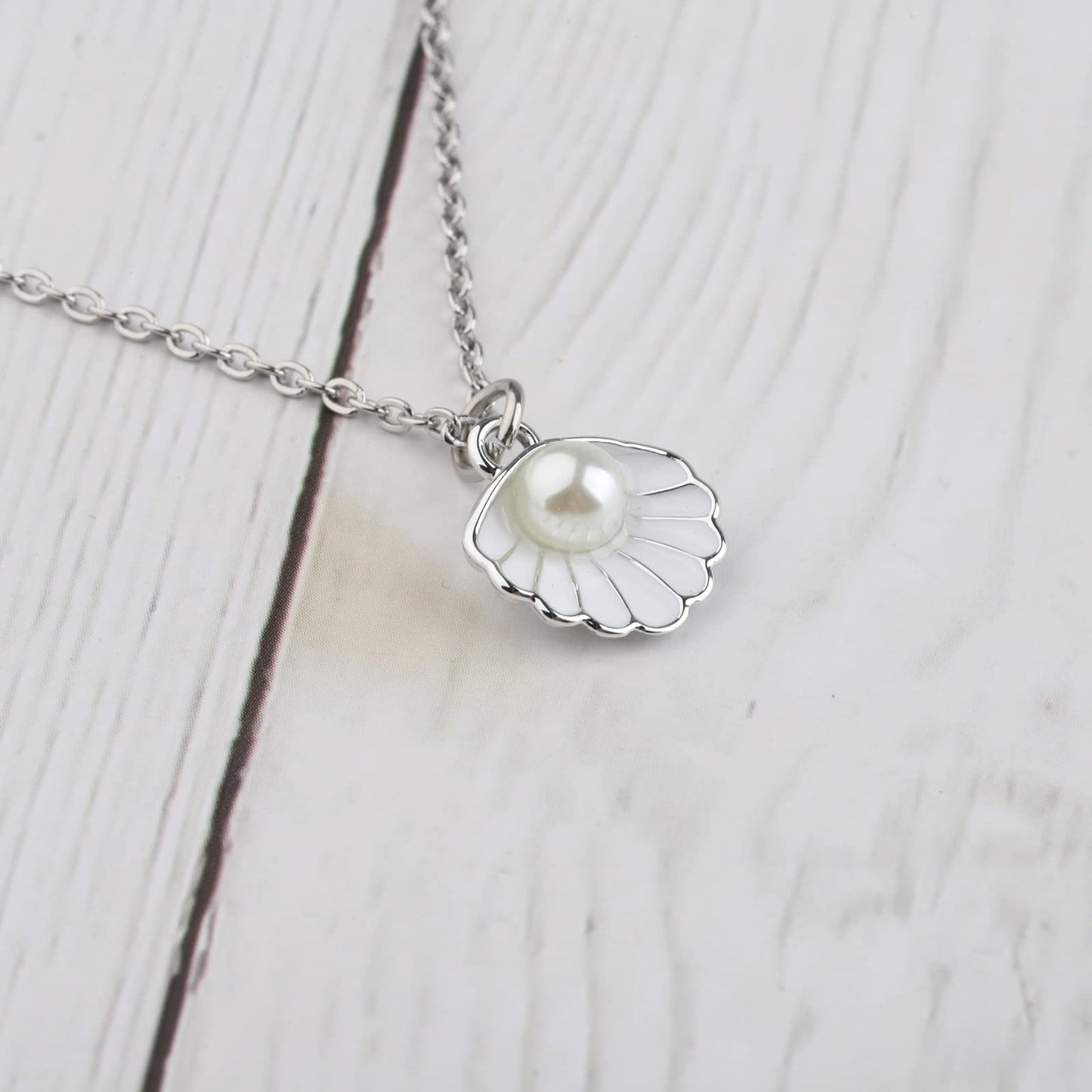 BNQL Seashell Pendant Necklace Beach Lover Gifts Scallop Necklace Enamel Seashell Jewelry Gifts for Women