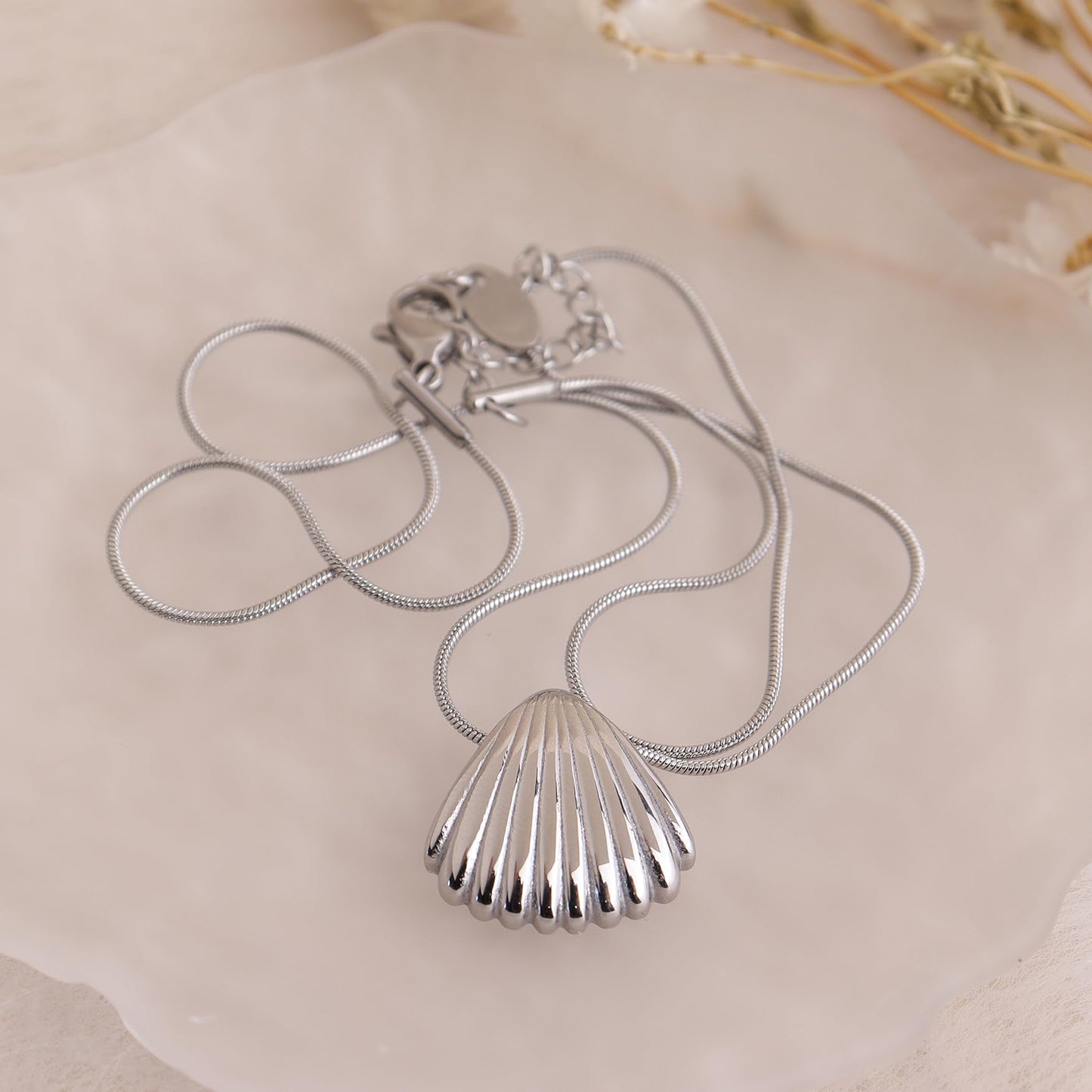 Frigotine Dainty Silver Shell Pendent Necklace for Women, Trendy Simple Statement Seashell Textured Adjustable Snake Chain Choker Summer Beach Jewelry Gifts