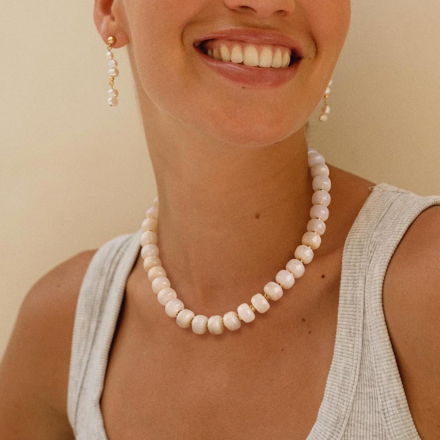 HolidayQbee Beaded necklace for Women Boho Bead Chunky Necklace Big White Bead Necklace Fashion Trendy Summer White Resin Beaded Necklaces Jewelry Gifts
