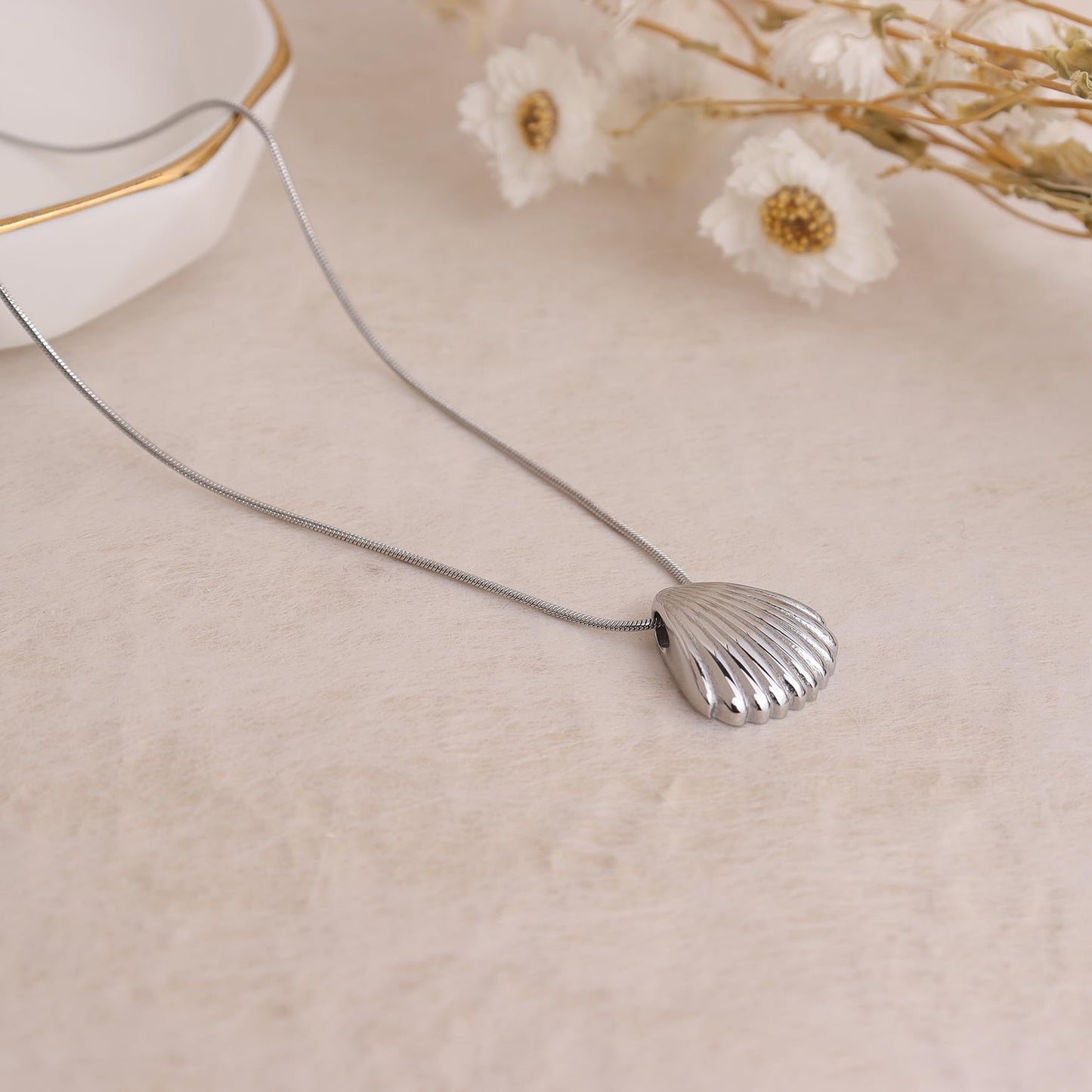 Frigotine Dainty Silver Shell Pendent Necklace for Women, Trendy Simple Statement Seashell Textured Adjustable Snake Chain Choker Summer Beach Jewelry Gifts