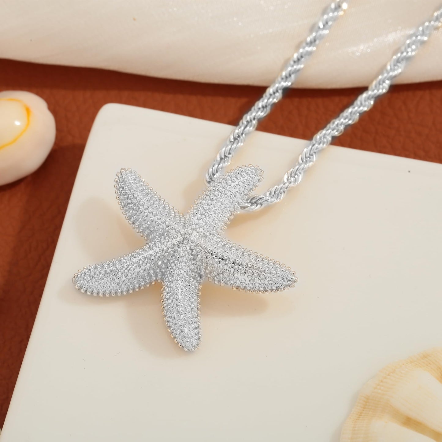 INNERDIVA Delicate Starfish Pendant Necklace, Silver-Tone Twisted Chain Beach Jewelry for Women - Summer Ocean Inspired Adjustable Necklace with Imitation Silver Plating