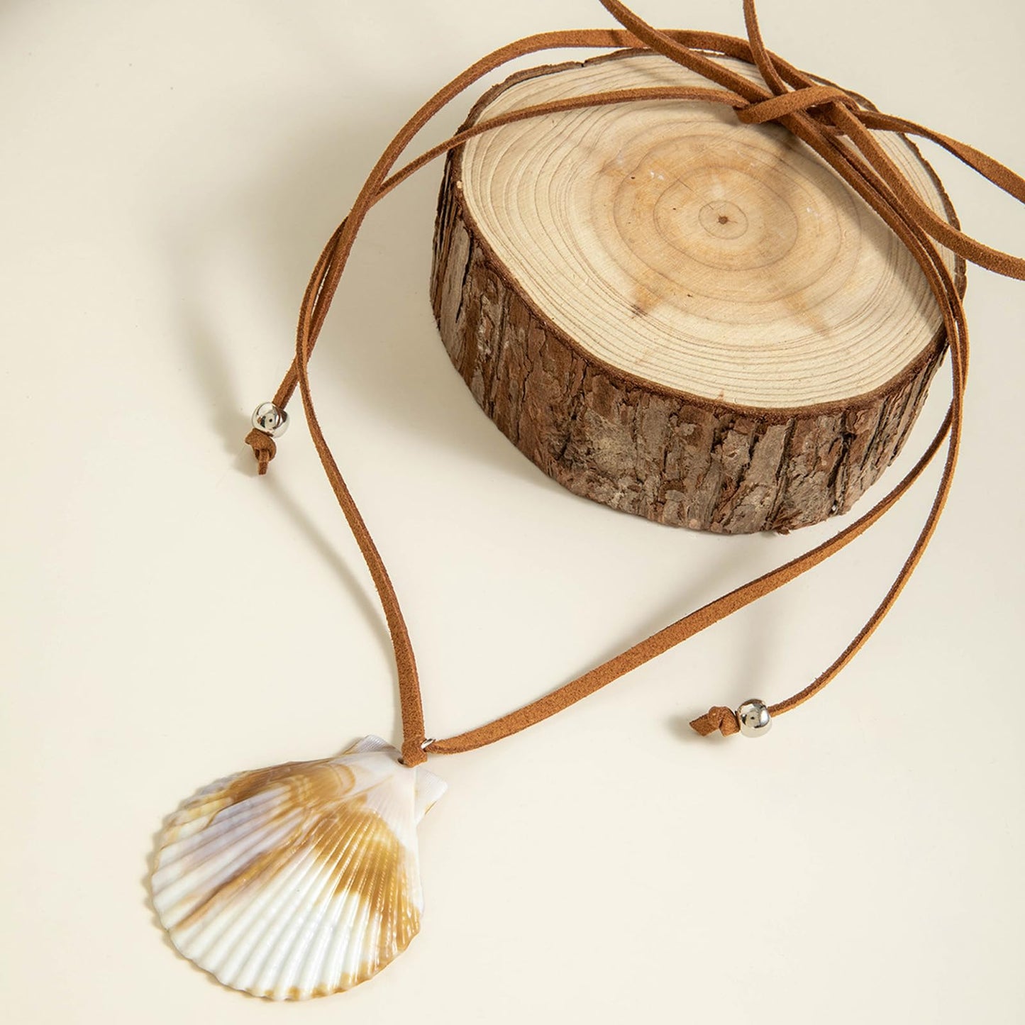 BYETOCE Large Seashell Pendant Necklace Natural Textured Ocean Jewellery White Shell Choker with Leather for Women Boho Beach Charm Chain Trendy Summer Ocean Jewelry Ornament