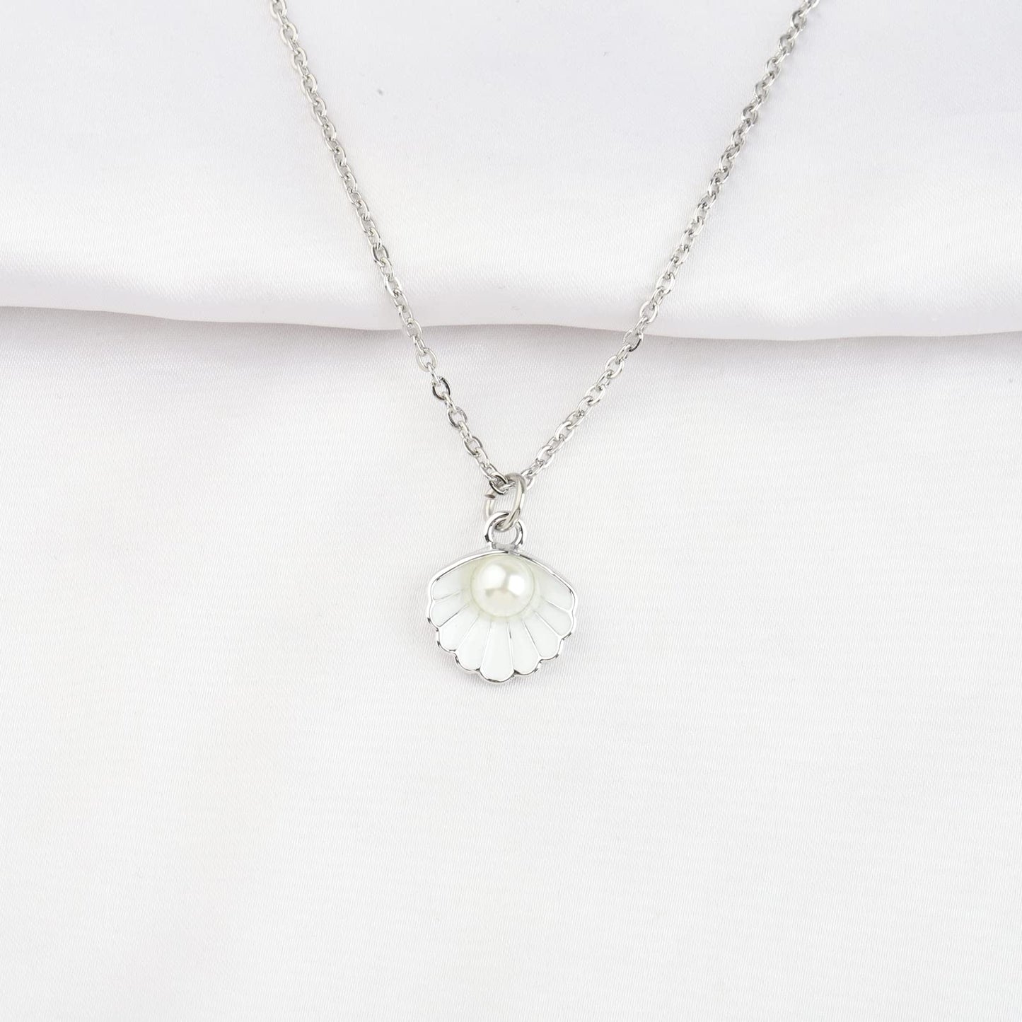 BNQL Seashell Pendant Necklace Beach Lover Gifts Scallop Necklace Enamel Seashell Jewelry Gifts for Women