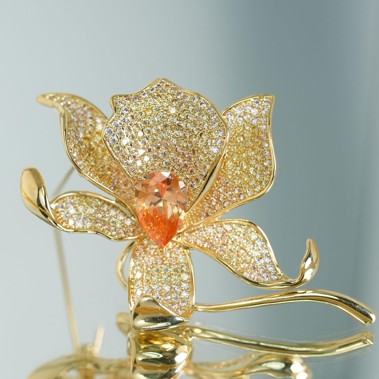 EMEGCY Blooming Lily Brooch for Women Rhinestone Lily Flower Brooch Pin 18k Gold Plated Bloosom Flower Lapel Pin Floral Jewelry for Mom Wife