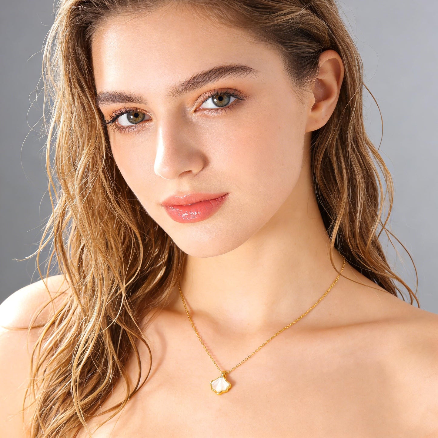 YUJIE Gold Shell Pendant Necklace for Women Dainty 14K Gold Plated Scallop Charm Summer Beach Minimalist Jewelry