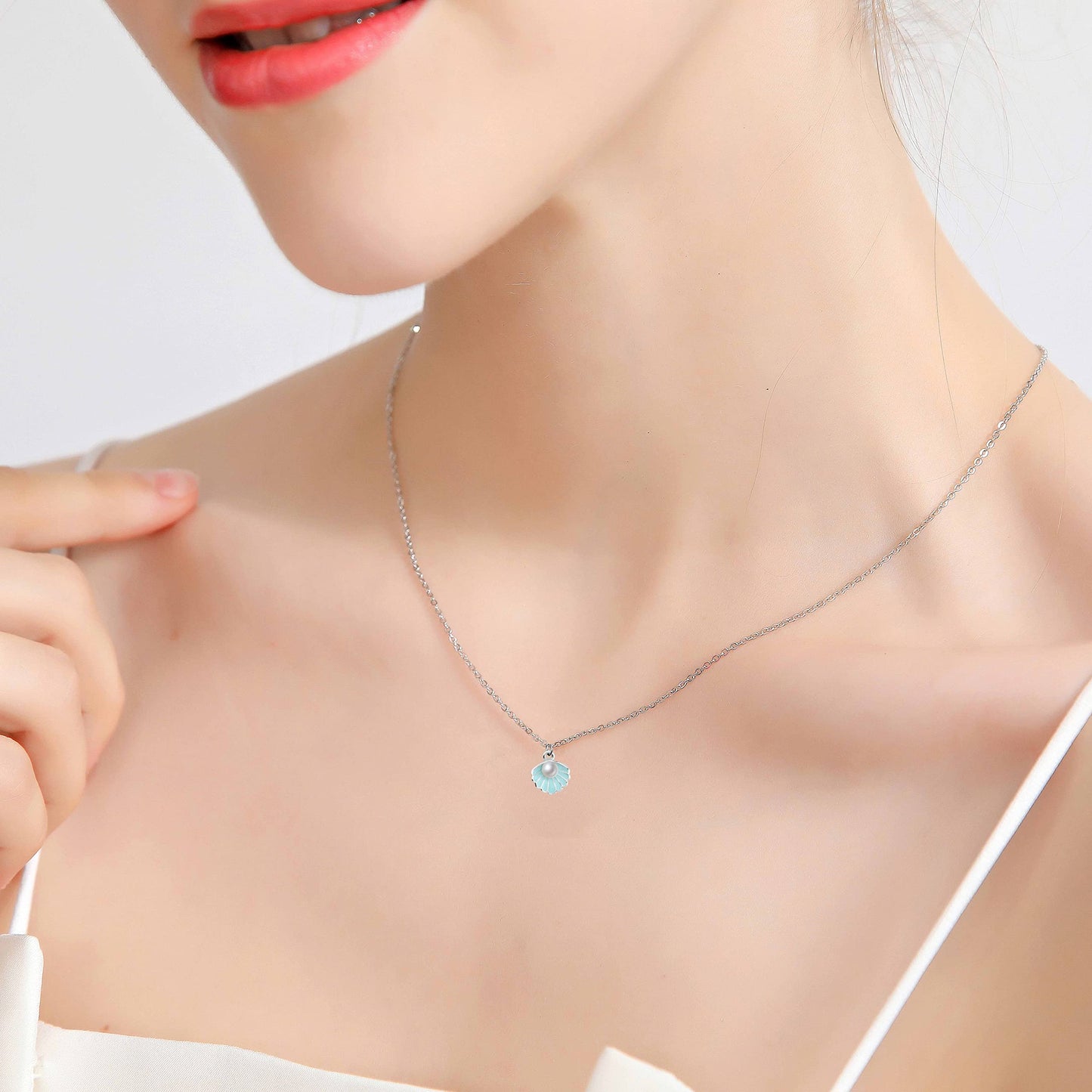 BNQL Seashell Pendant Necklace Beach Lover Gifts Scallop Necklace Enamel Blue Seashell Jewelry Gifts for Women