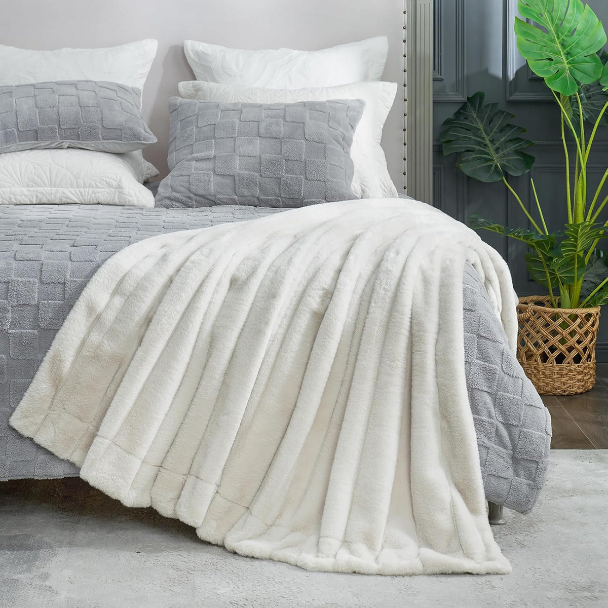 Cozy Bliss Faux Fur Throw Blanket for Couch, Cozy Warm Plush Striped Blanket for Sofa Bedroom Living Room, 90 * 90 Inches Beige