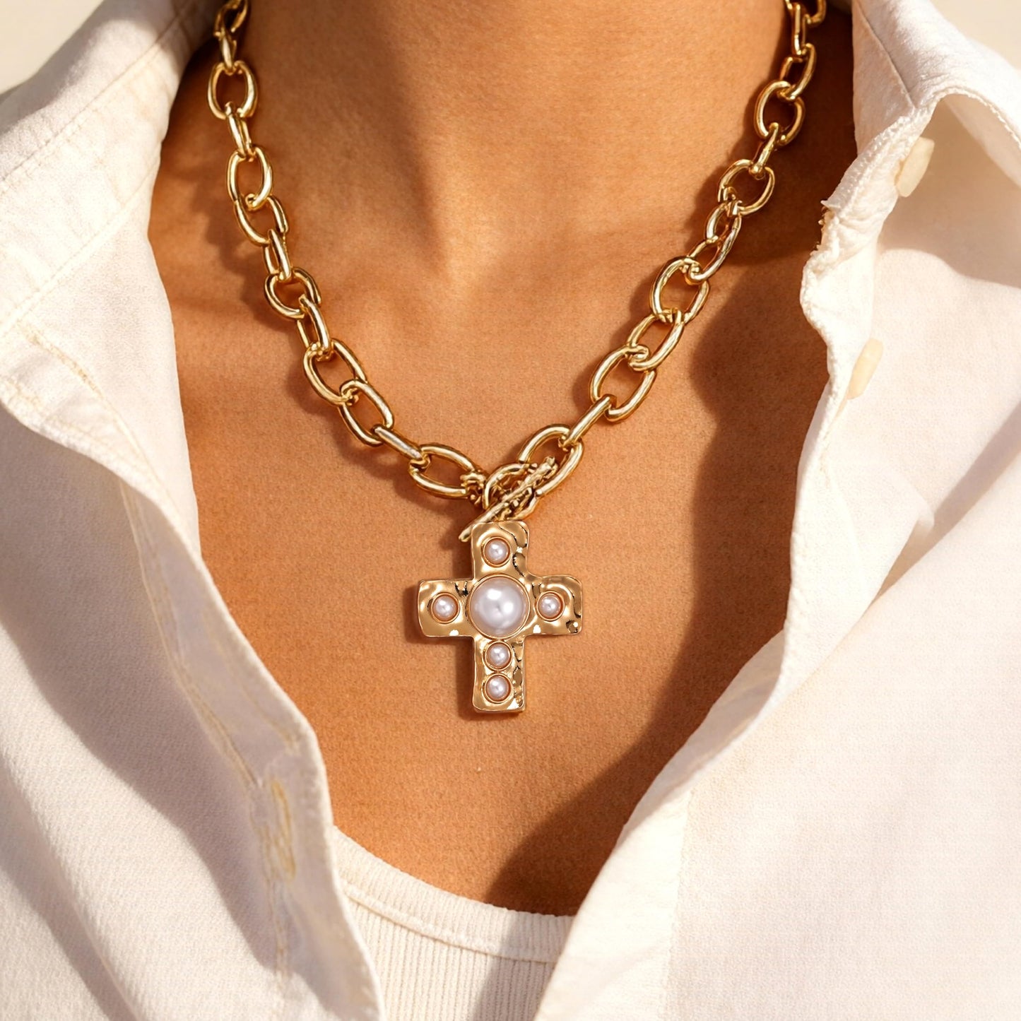 FAXHION Chunky Cross Necklace for Women, Gold Toggle Chain Statement Necklace with Hammered Cross Pendant, Vintage Chunky Necklace Jewelry Gift for Women