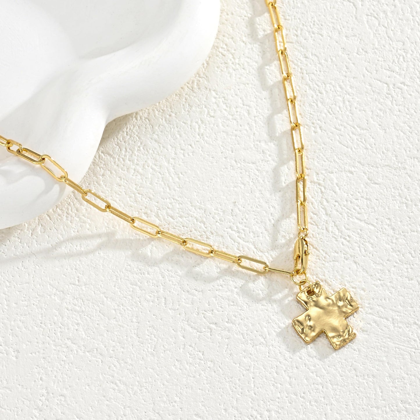 FAXHION Chunky Cross Necklace for Women, Gold Toggle Chain Statement Necklace with Hammered Cross Pendant, Vintage Chunky Necklace Jewelry Gift for Women