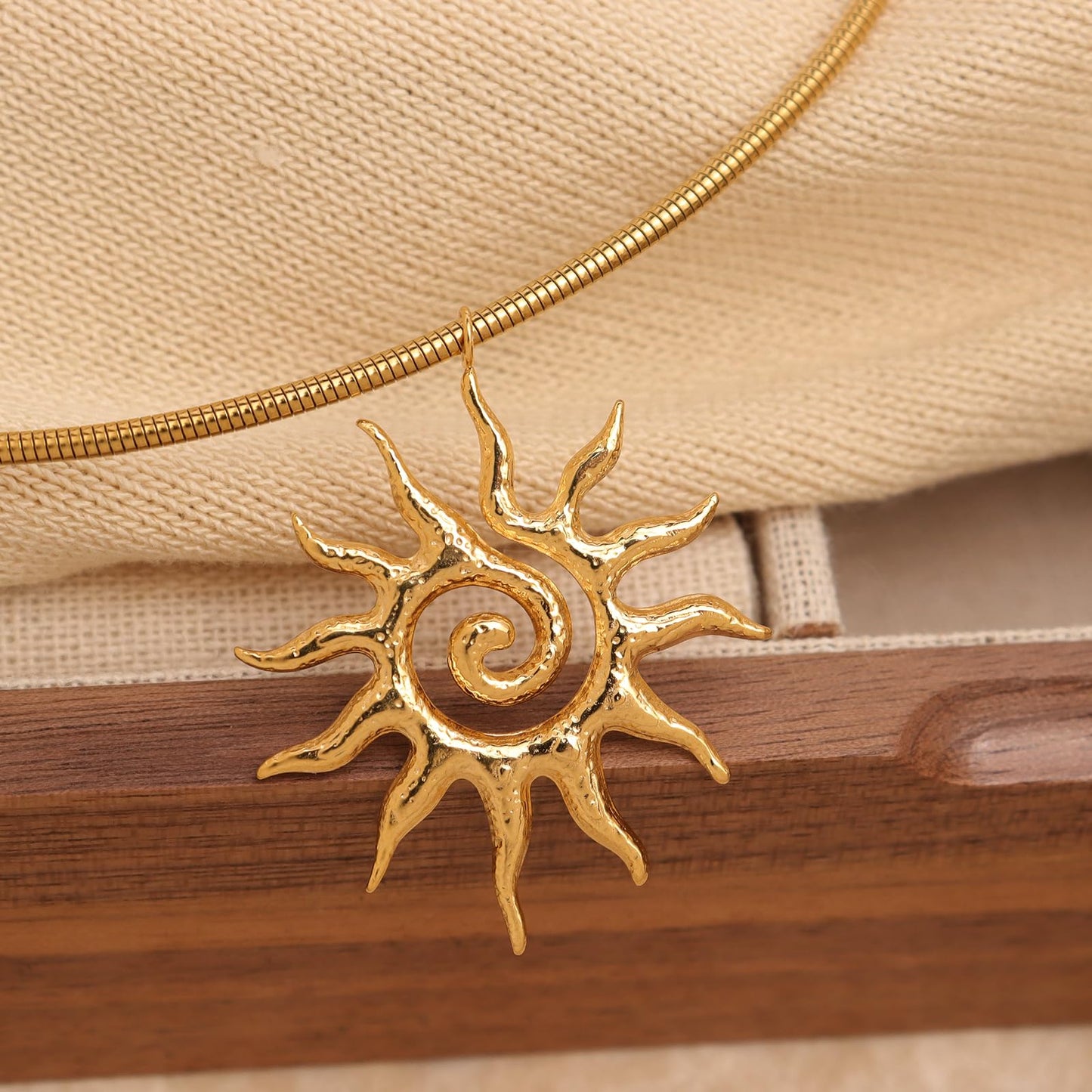 Frigotine Chunky Gold Sun Pendant Necklace for Women，Trendy Charm Thick Adjustable Snake Chain Hollow Sunburst Choker Nacklaces Fall Winter Prom Jewelry Gift.