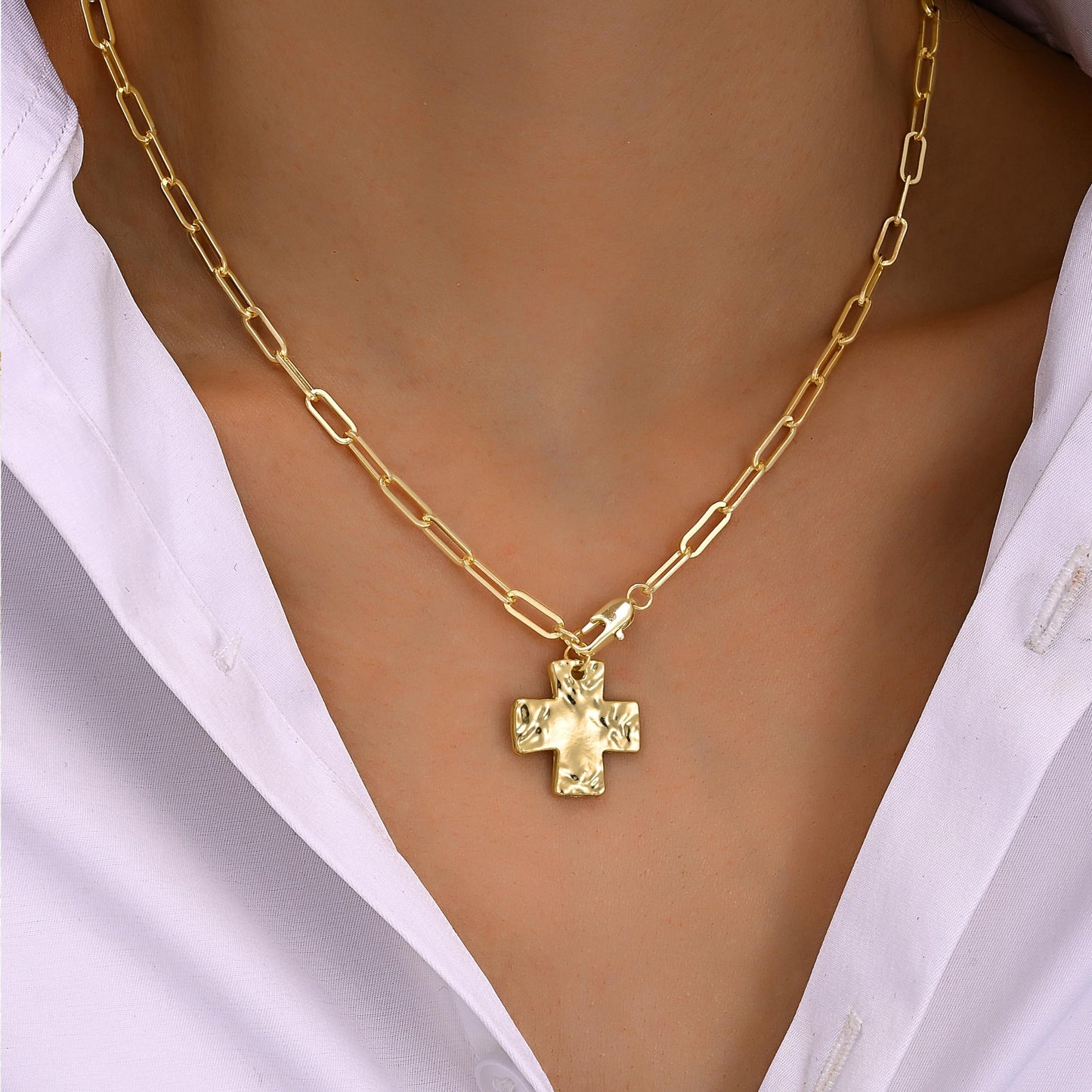 FAXHION Chunky Cross Necklace for Women, Gold Toggle Chain Statement Necklace with Hammered Cross Pendant, Vintage Chunky Necklace Jewelry Gift for Women