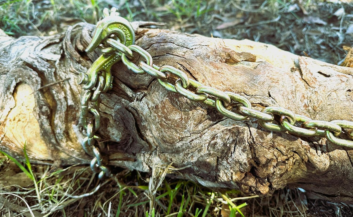 DOWN UNDER OUTDOORS Heavy Duty 3/8”x 10ft Grade 70 Recovery Log Chain, Deer Drag, with Grab and Slip Hooks WLL 6,600 Lbs, Includes Storage Bag for Gear