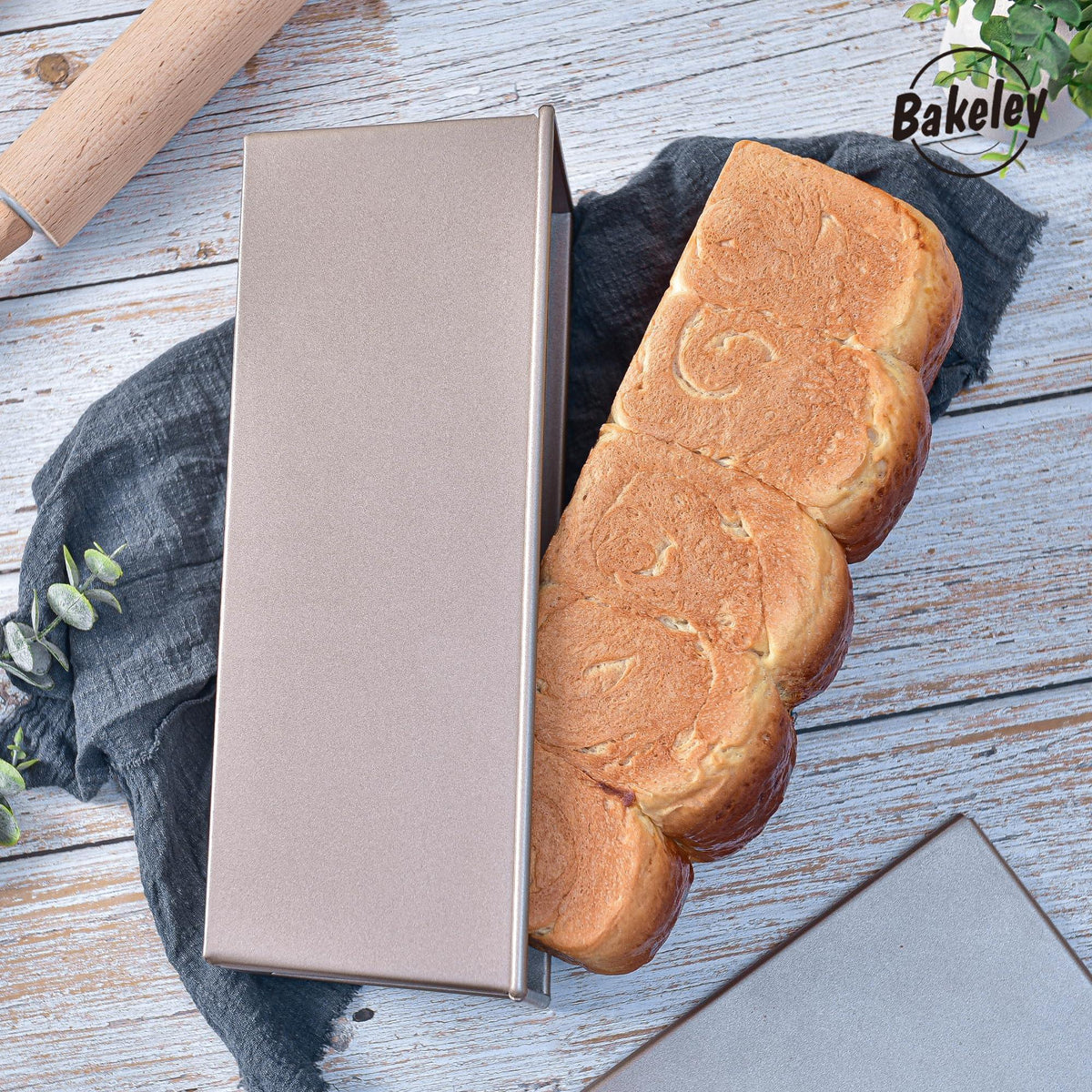 Bakeley Commercial Pullman Loaf Pan with Lid, Dough Capacity Non-stick Rectangle Flat Toast Box for Oven Baking 13.6"×5.4"×4.7"(Champagne Gold)