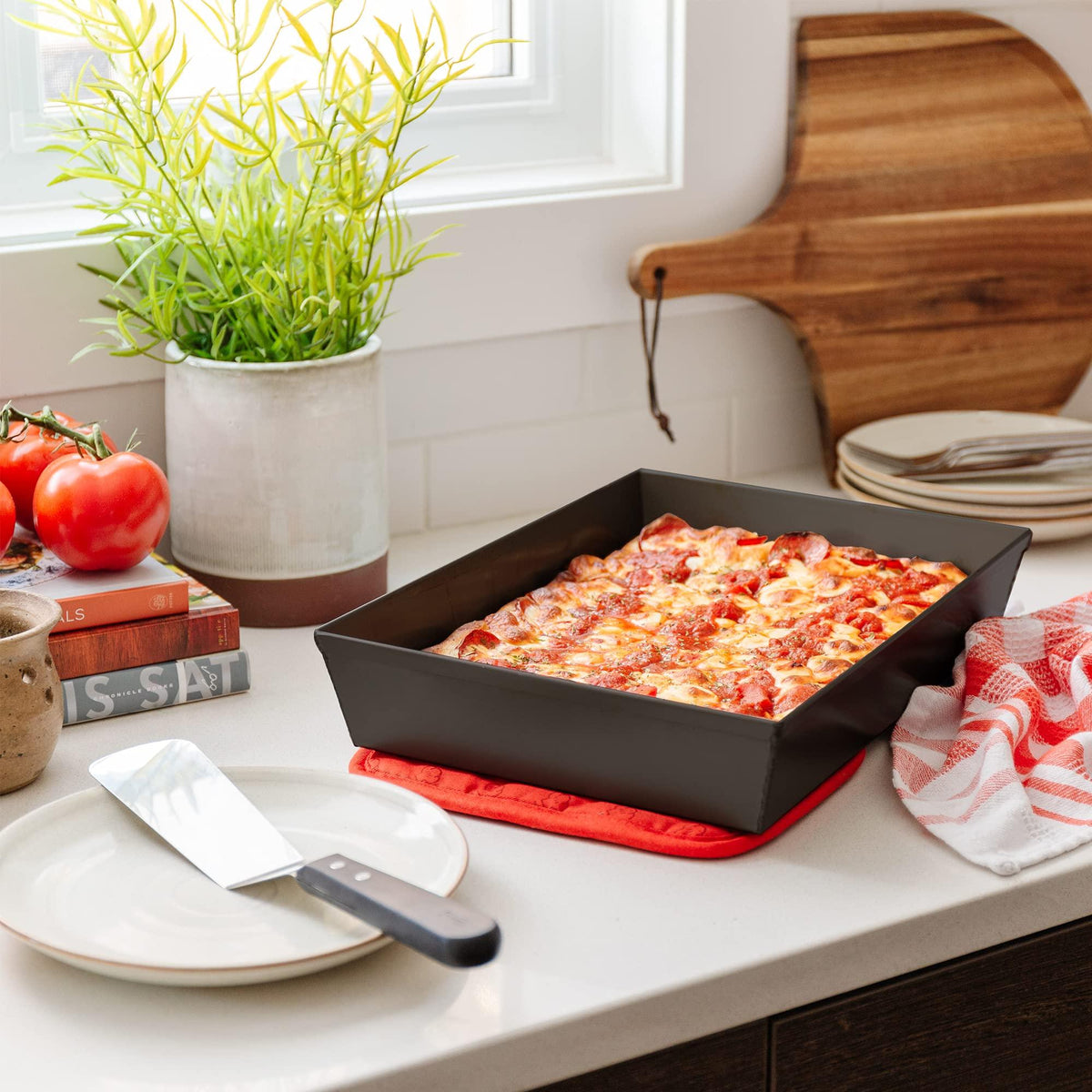 Chef Pomodoro Detroit Style Pizza Pan, 14 x 10-Inch, Hard Anodized Rectangular Aluminum Deep Dish Pizza Pan, Pre-Seasoned Bakeware Kitchenware