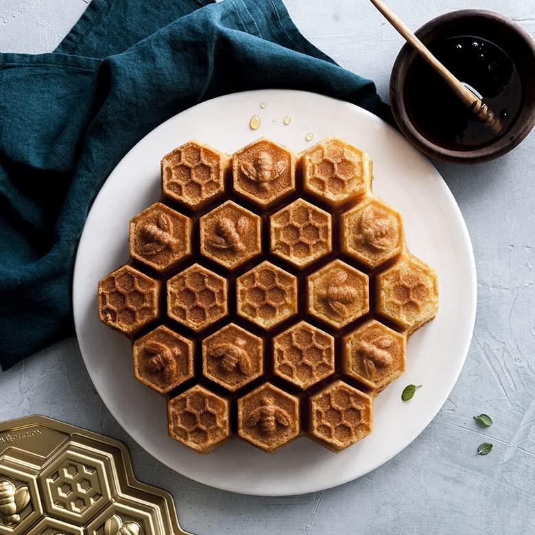 Nordic Ware Honeycomb Pull - Apart Pan, 10-Cup, Toffee